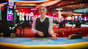 Meja Sic Bo dengan tiga dadu dan dealer profesional di Diamond Empire